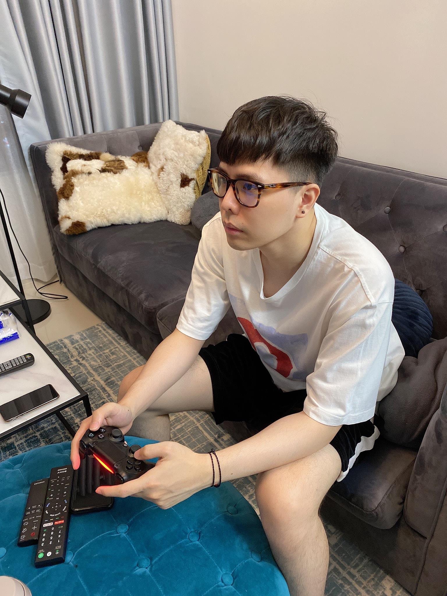 Sướng như Trịnh Thăng B&igrave;nh, được fan tặng m&aacute;y chơi game PS5 nguy&ecirc;n tem cực xịn mịn để giải tr&iacute; ng&agrave;y Tết - Ảnh 2.