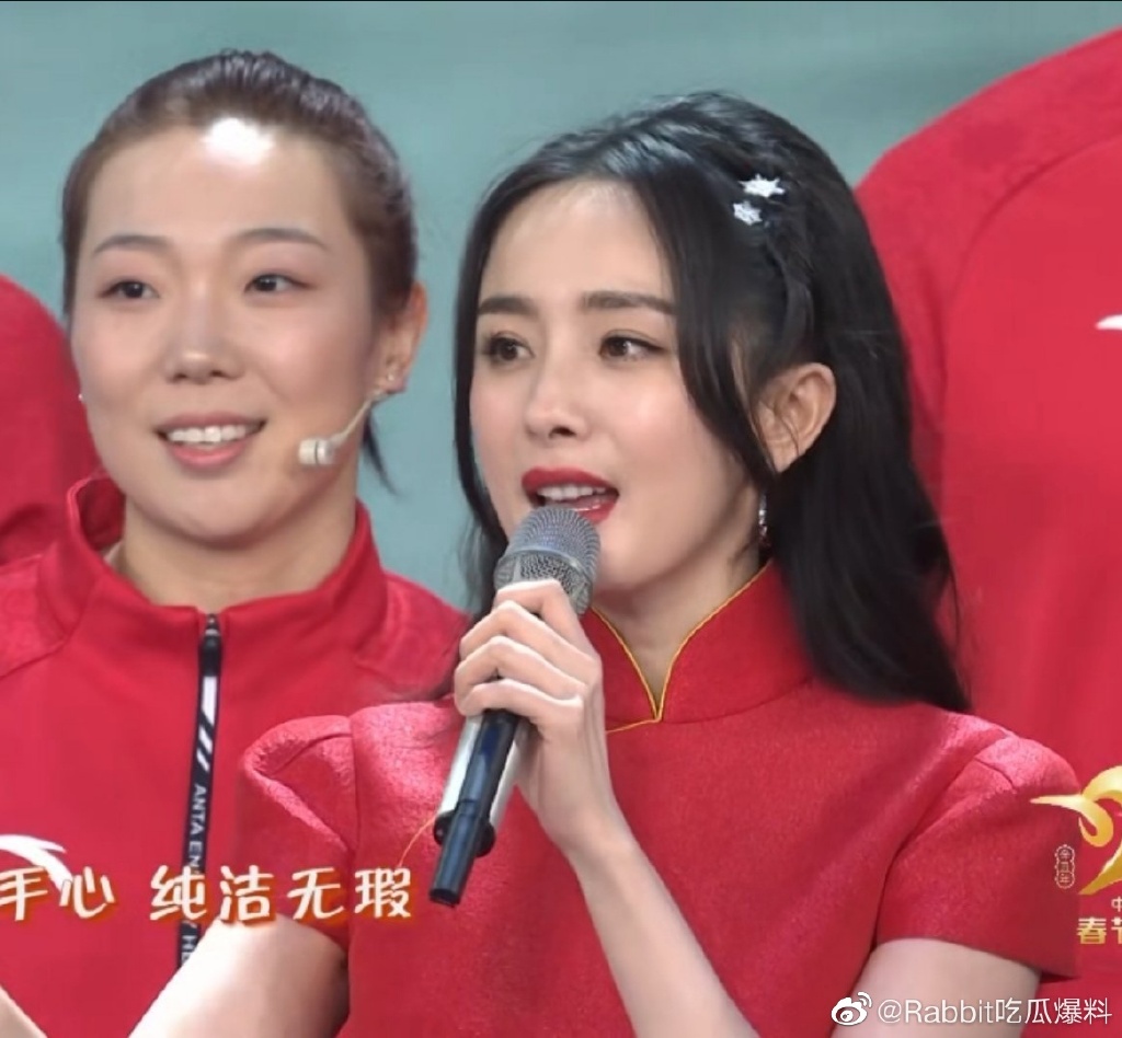 Nhan sắc thật của dàn mỹ nhân Cbiz trong Gala Tết: Dương Mịch da chảy xệ, Âu Dương Na Na, Nhiệt Ba ra sao trong khung hình chưa chỉnh sửa? - Ảnh 3. Nhan sắc thật của dàn mỹ nhân Cbiz trong Gala Tết: Dương Mịch da chảy xệ, Âu Dương Na Na, Nhiệt Ba ra sao trong khung hình chưa chỉnh sửa? - Ảnh 3.