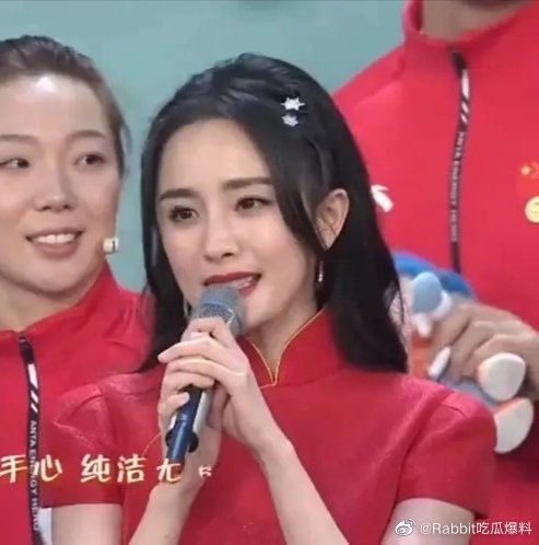 Nhan sắc thật của dàn mỹ nhân Cbiz trong Gala Tết: Dương Mịch da chảy xệ, Âu Dương Na Na, Nhiệt Ba ra sao trong khung hình chưa chỉnh sửa? - Ảnh 2. Nhan sắc thật của dàn mỹ nhân Cbiz trong Gala Tết: Dương Mịch da chảy xệ, Âu Dương Na Na, Nhiệt Ba ra sao trong khung hình chưa chỉnh sửa? - Ảnh 2.