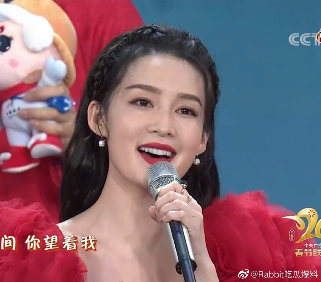 Nhan sắc thật của dàn mỹ nhân Cbiz trong Gala Tết: Dương Mịch da chảy xệ, Âu Dương Na Na, Nhiệt Ba ra sao trong khung hình chưa chỉnh sửa? - Ảnh 5. Nhan sắc thật của dàn mỹ nhân Cbiz trong Gala Tết: Dương Mịch da chảy xệ, Âu Dương Na Na, Nhiệt Ba ra sao trong khung hình chưa chỉnh sửa? - Ảnh 5.