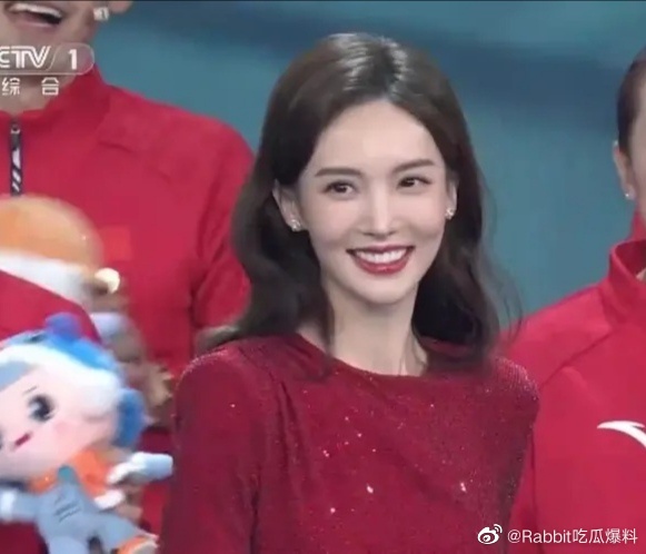 Nhan sắc thật của dàn mỹ nhân Cbiz trong Gala Tết: Dương Mịch da chảy xệ, Âu Dương Na Na, Nhiệt Ba ra sao trong khung hình chưa chỉnh sửa? - Ảnh 6. Nhan sắc thật của dàn mỹ nhân Cbiz trong Gala Tết: Dương Mịch da chảy xệ, Âu Dương Na Na, Nhiệt Ba ra sao trong khung hình chưa chỉnh sửa? - Ảnh 6.