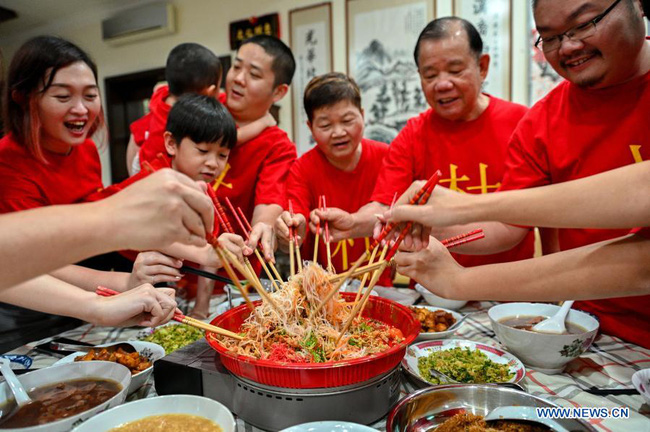 Các nước châu Á đón Tết Nguyên đán Tân Sửu: Không khí trầm lắng nhưng vẫn không thể thiếu bữa ăn sum họp, đi lễ cầu may - Ảnh 7.