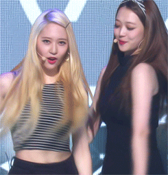 Khoảnh khắc Sulli và Krystal ôm nhau trên sân khấu bỗng hot trở lại sau 7 năm, tổ hợp visual đỉnh cao Knet gọi là huyền thoại - Ảnh 1.