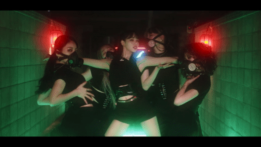 Knet nức nở trước video dance đẳng cấp của Lisa (BLACKPINK): Hoành tráng chẳng kém MV, tỷ lệ cơ thể vô thực gây sốc - Ảnh 7.
