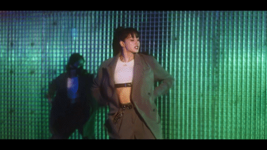 Knet nức nở trước video dance đẳng cấp của Lisa (BLACKPINK): Hoành tráng chẳng kém MV, tỷ lệ cơ thể vô thực gây sốc - Ảnh 5.