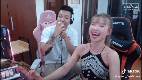 Kelvin Khánh cover Chiếc Khăn Gió Ấm, khẳng định Giờ tôi đi show giá cực đắt nhưng đáng chú ý là hành động của Khởi My - Ảnh 2.