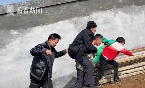 3 anh em thay phi&ecirc;n c&otilde;ng bố gi&agrave; 89 tuổi đi thực hiện nguyện ước ng&agrave;y Tết, h&agrave;nh tr&igrave;nh gập ghềnh d&agrave;i 2km g&acirc;y x&ocirc;n xao tr&ecirc;n MXH - Ảnh 1.