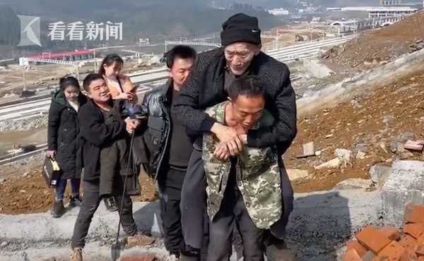 3 anh em thay phi&ecirc;n c&otilde;ng bố gi&agrave; 89 tuổi đi thực hiện nguyện ước ng&agrave;y Tết, h&agrave;nh tr&igrave;nh gập ghềnh d&agrave;i 2km g&acirc;y x&ocirc;n xao tr&ecirc;n MXH - Ảnh 2.