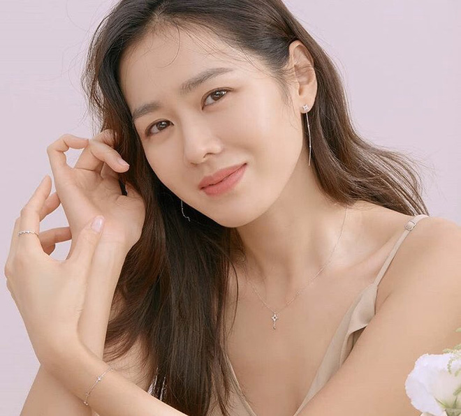 Hot lại ảnh kỷ yếu của Son Ye Jin: Tình đầu quốc dân xinh xỉu kể cả khi không make up, choáng khi so với 20 năm sau - Ảnh 3.