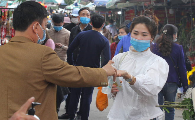 Người dân chen nhau đi lễ đền ông Hoàng Mười đầu năm, nhiều người quên đeo khẩu trang - Ảnh 5.