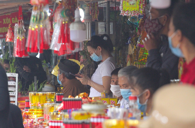 Người dân chen nhau đi lễ đền ông Hoàng Mười đầu năm, nhiều người quên đeo khẩu trang - Ảnh 8.