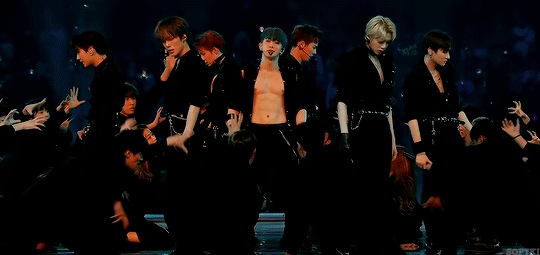 Netizen bình chọn màn biểu diễn ngang ngược nhất Kpop: Boygroup sexy hàng đầu gen 3 biểu diễn bài của nhóm nhi đồng nhà SM? - Ảnh 3.