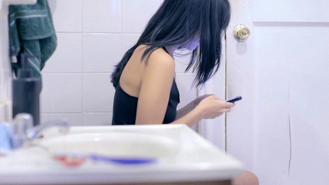 Cô gái bị mắc kẹt hơn 30 giờ ngay ngày mùng 1 Tết, đó là lý giải vì sao bạn nên mang điện thoại vào nhà tắm! - Ảnh 1.