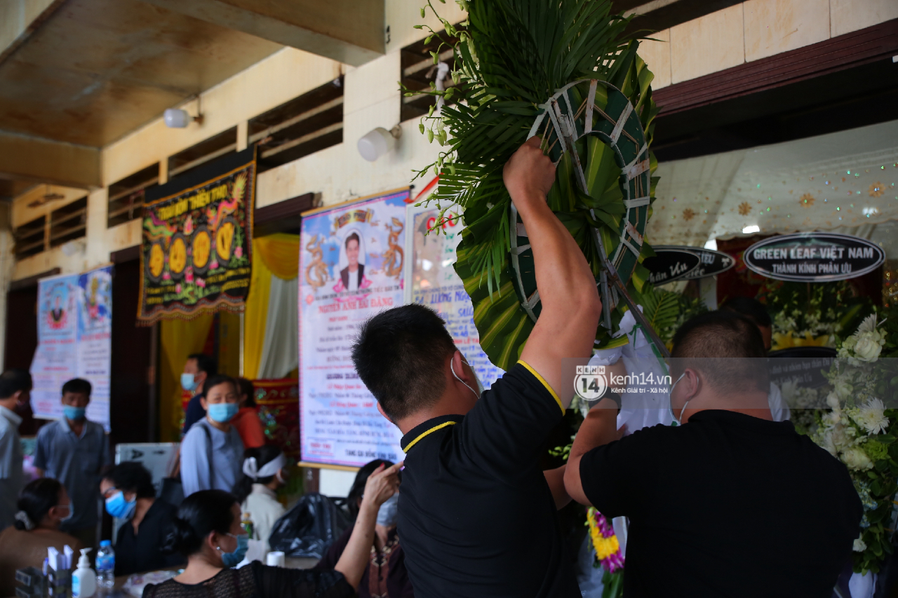 Actor Hai Dang's Burial Ceremony: His wife, about to get married, collapses with his photo, and the family member cries and says goodbye - Photo 20.