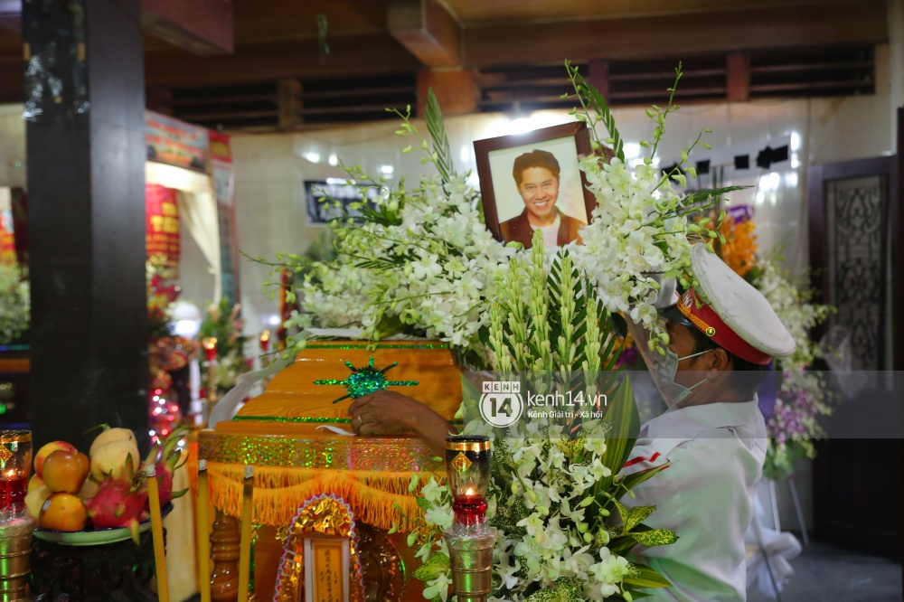 Actor Hai Dang's burial ceremony: his wife, about to get married, collapses with his photo, and family members cry and say goodbye - Photo 11.