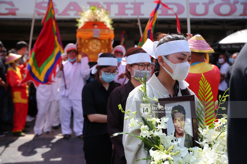 Burial ceremony of actor Hai Dang: his wife, about to get married, collapsed, hugging his photo, his relatives crying and saying goodbye - Photo 10.