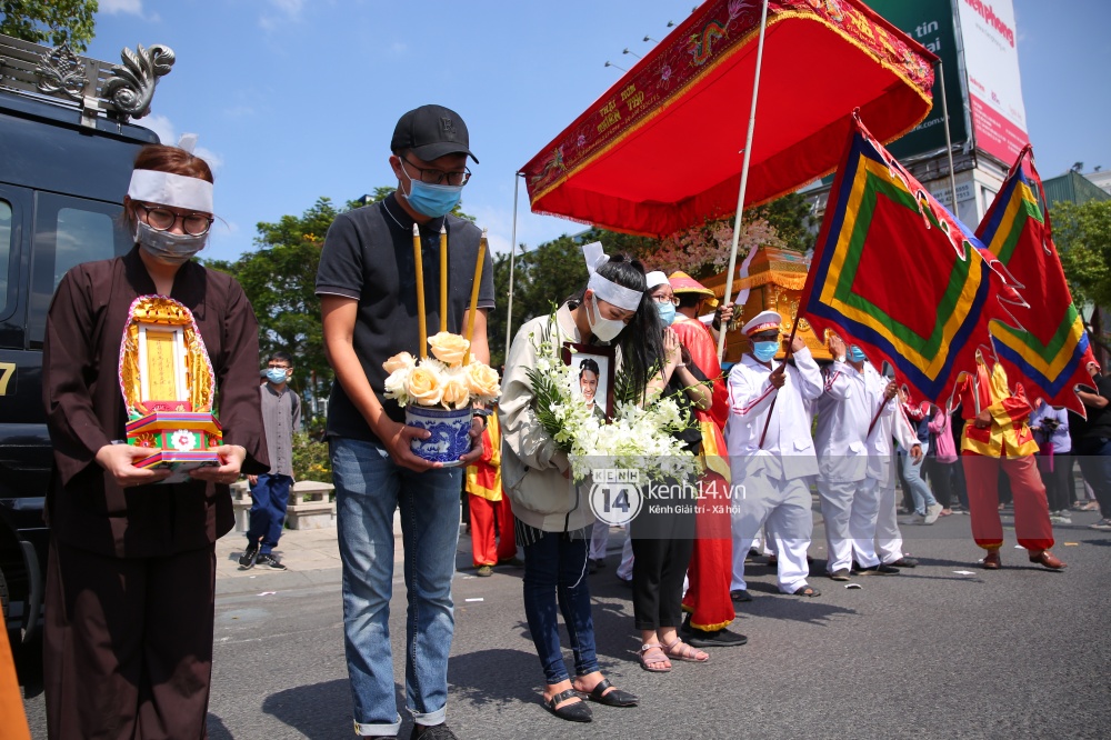 Actor Hai Dang's burial ceremony: His wife, about to get married, collapses with his photo, and his relatives yell to see him off - Photo 2.