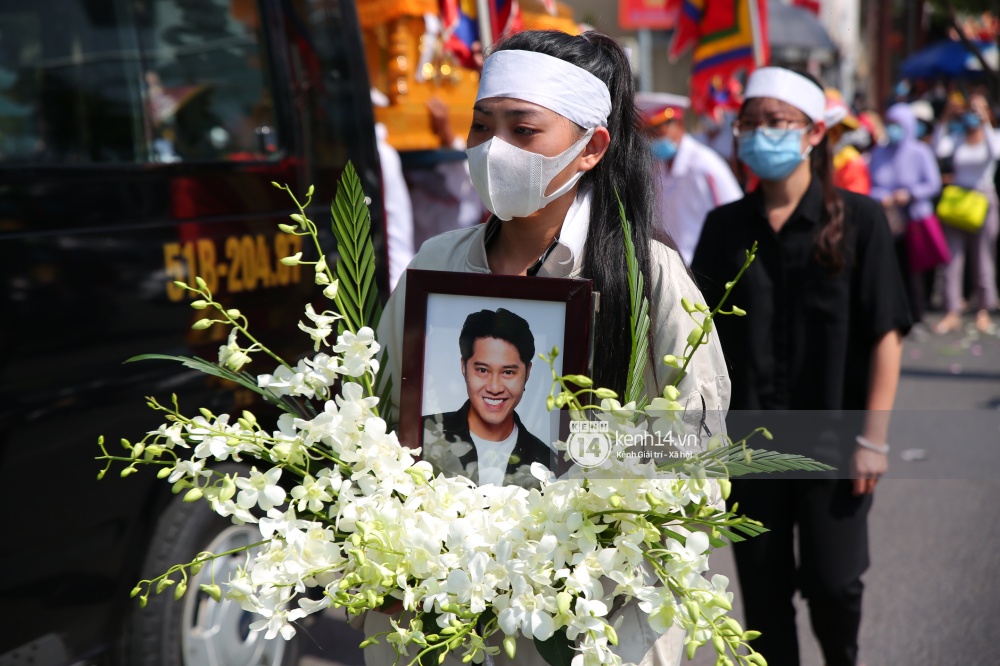 Actor Hai Dang's burial ceremony: his wife, about to get married, collapsed, hugging his photo, his relatives crying and saying goodbye - Photo 9.