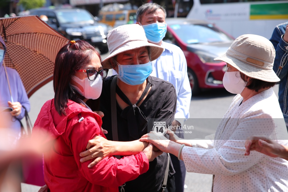 Actor Hai Dang's burial ceremony: his wife, about to get married, collapses with his photo, and family members cry and say goodbye - Photo 8.