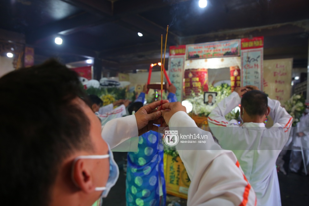 Burial ceremony of actor Hai Dang: his wife, about to marry, collapses with his photo, and the family members cry and say goodbye - Photo 12.