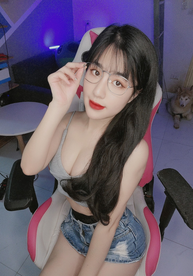 Nữ Streamer Khoe Vùng Nhạy Cảm Ngay Trên Livestream Tự Tin Của Mình