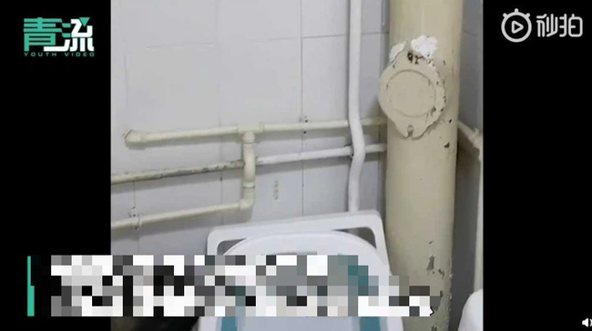 30 giờ mắc kẹt trong ph&ograve;ng tắm v&agrave;o m&ugrave;ng 1 Tết, c&ocirc; g&aacute;i ngủ tr&ecirc;n bồn cầu, uống nước m&aacute;y để tỉnh t&aacute;o v&agrave; được cứu nhờ h&agrave;nh động kỳ lạ - Ảnh 3.