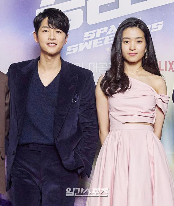 Sự kiện hot nhất sáng nay: Song Joong Ki sánh đôi bên bản sao Song Hye Kyo, nhưng lại lộ dấu hiệu lão hóa - Ảnh 5. Sự kiện hot nhất sáng nay: Song Joong Ki sánh đôi bên bản sao Song Hye Kyo, nhưng lại lộ dấu hiệu lão hóa - Ảnh 5.