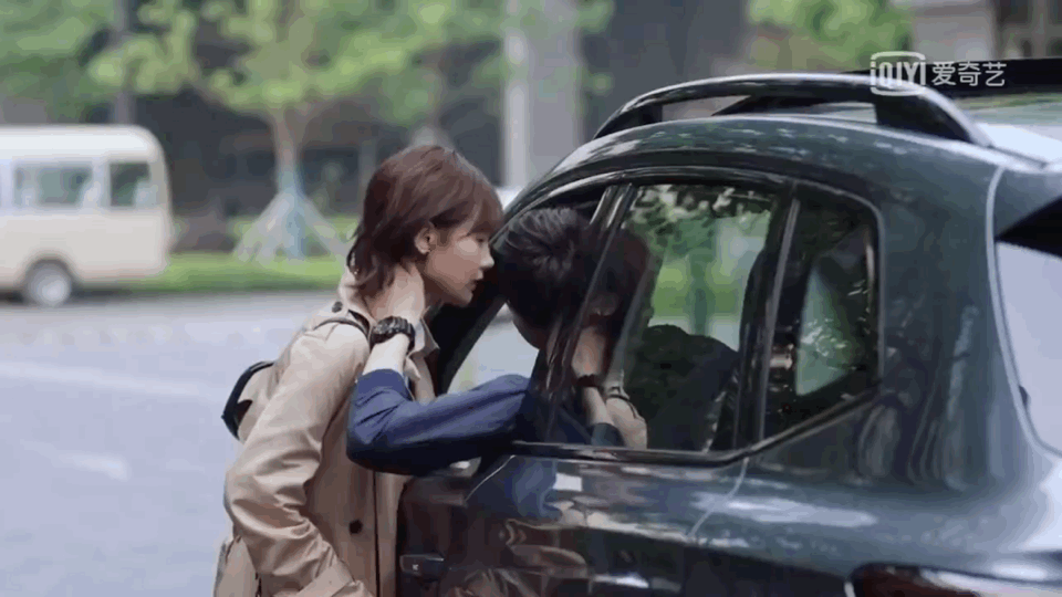 Hồ Nhất Thi&ecirc;n học Gun thần L&yacute; Hiện h&ocirc;n bạn g&aacute;i qua cửa &ocirc; t&ocirc; ở trailer C&aacute; Mực Hầm Mật 2, đ&uacute;ng l&agrave; anh em ruột c&oacute; kh&aacute;c! - Ảnh 4.