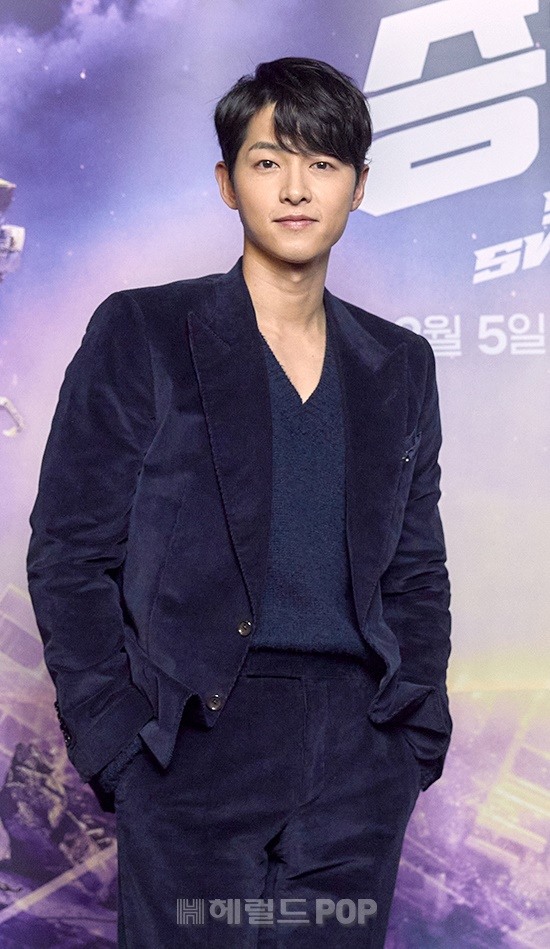 Sự kiện hot nhất sáng nay: Song Joong Ki sánh đôi bên bản sao Song Hye Kyo, nhưng lại lộ dấu hiệu lão hóa - Ảnh 2. Sự kiện hot nhất sáng nay: Song Joong Ki sánh đôi bên bản sao Song Hye Kyo, nhưng lại lộ dấu hiệu lão hóa - Ảnh 2.
