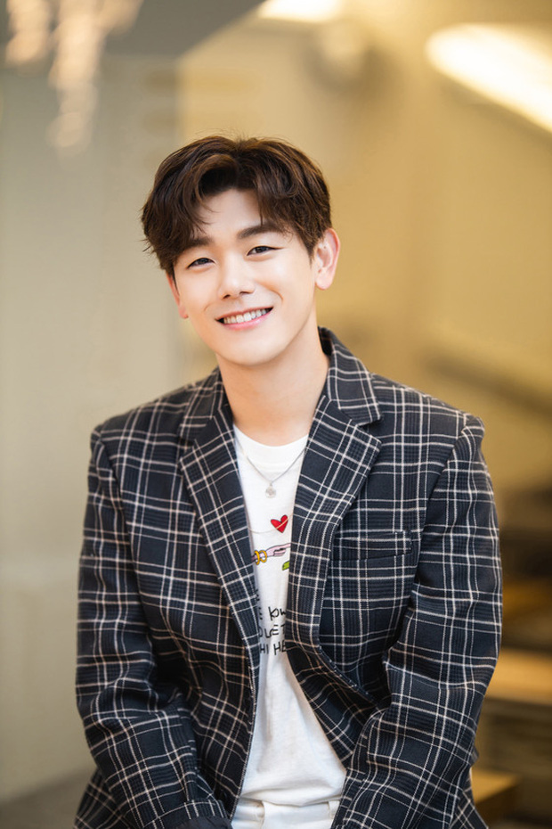 Em trai BLACKPINK từng bị nam ca sĩ solo nổi tiếng nhận nhầm là boygroup nhà SM, tất cả là do không có chất YG? - Ảnh 1. Em trai BLACKPINK từng bị nam ca sĩ solo nổi tiếng nhận nhầm là boygroup nhà SM, tất cả là do không có chất YG? - Ảnh 1.