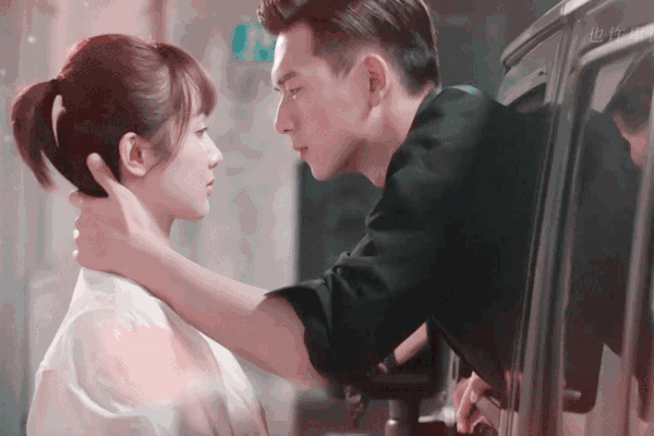 Hồ Nhất Thi&ecirc;n học Gun thần L&yacute; Hiện h&ocirc;n bạn g&aacute;i qua cửa &ocirc; t&ocirc; ở trailer C&aacute; Mực Hầm Mật 2, đ&uacute;ng l&agrave; anh em ruột c&oacute; kh&aacute;c! - Ảnh 5.