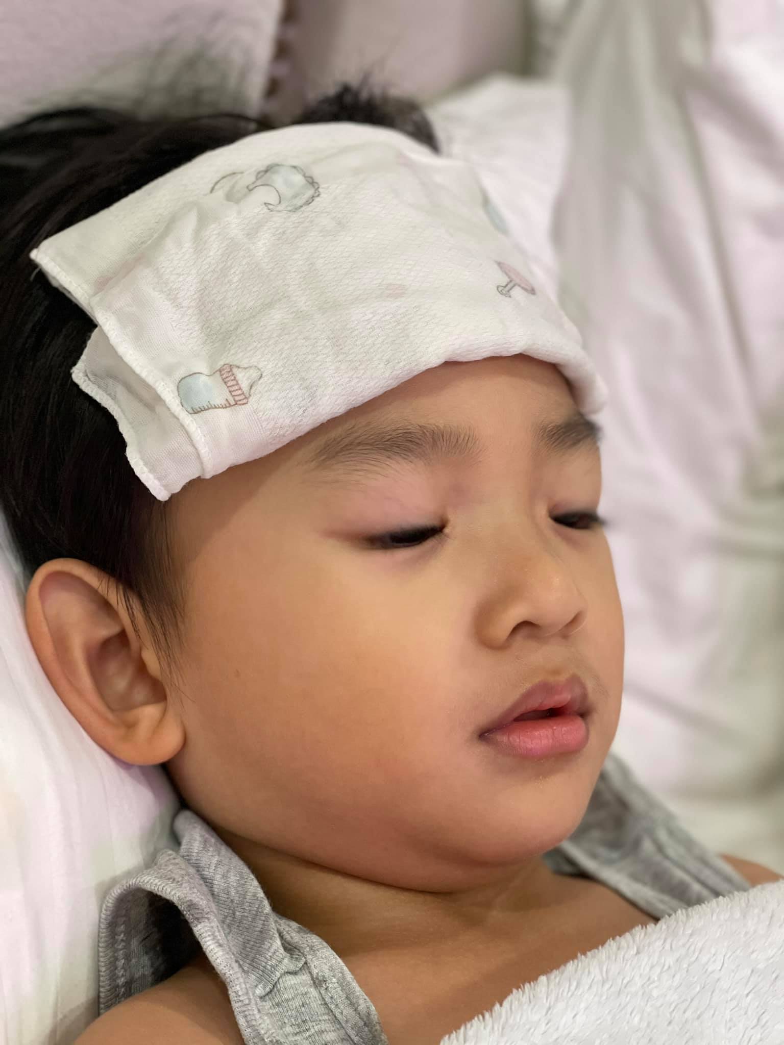 Thuý Diễm - Lương Thế Thành xót xa khi con trai phải nhập viện giữa mùa dịch, Ốc Thanh Vân và dàn sao Vbiz liên tục gửi lời động viên - Ảnh 2.