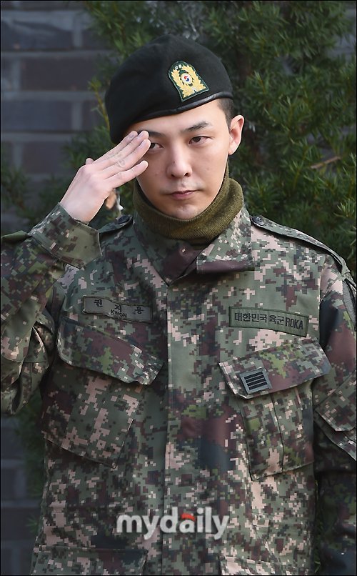 Nhập ngũ c&ugrave;ng đại gia gi&agrave;u nhất Kpop: Kh&ocirc;ng cần bỏ tiền, x&agrave;i đồ thả ga v&igrave; G-Dragon để thẻ đen sẵn ở quầy h&agrave;ng tiện lợi - Ảnh 2.