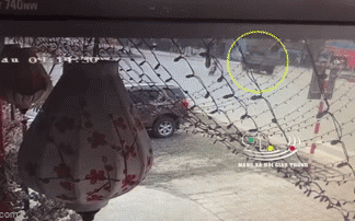 Clip: Thanh niên chạy xe máy với tốc độ xé gió, đâm thẳng vào gầm ô tô tải, tử vong - Ảnh 1.