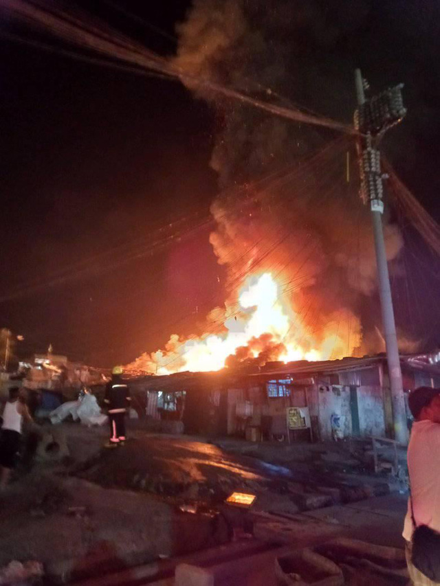 Hỏa hoạn tại Thủ đô Philippines, 5 người trong một gia đình thiệt mạng, 300 căn nhà bị thiêu rụi - Ảnh 1.