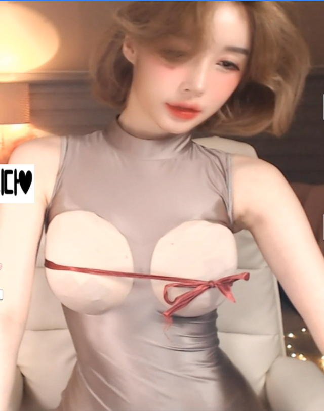 Nữ streamer xinh đẹp gây sốc khi lên sóng với bộ trang phục tự chế, mặc như không mặc - Ảnh 3.