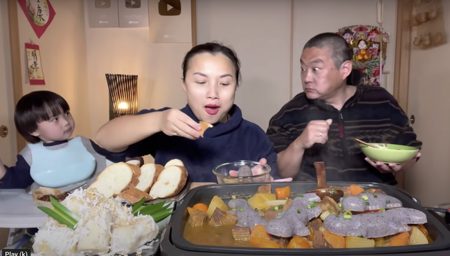 Gia đình Quỳnh Trần JP khiến fan hú hồn vì ăn nguyên đàn thạch sùng khổng lồ, song biểu cảm lầy lội của ông xã cô mới thực sự hài hước - Ảnh 9.