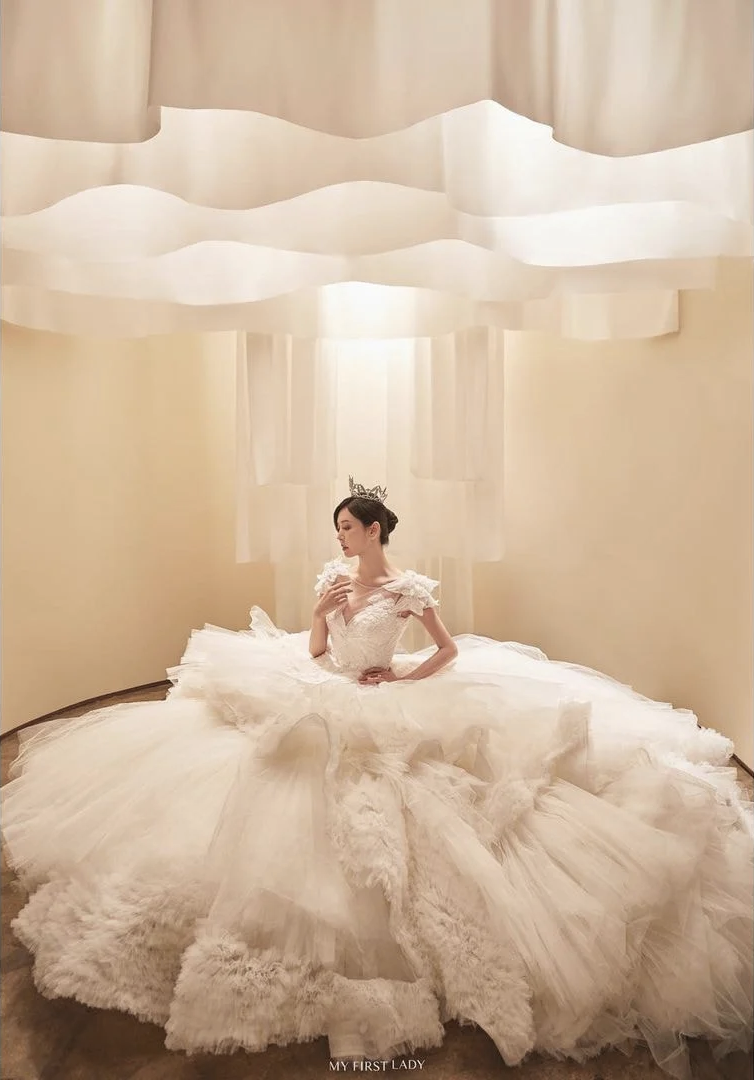 Couple hot nhất Penthouse tung ảnh cưới: Không phải màn khóa môi, body tuyệt mỹ của ác nữ Kim So Yeon mới là tâm điểm - Ảnh 8. Couple hot nhất Penthouse tung ảnh cưới: Không phải màn khóa môi, body tuyệt mỹ của ác nữ Kim So Yeon mới là tâm điểm - Ảnh 8.
