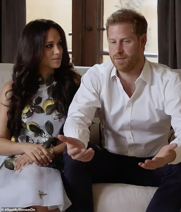 Hình ảnh mới nhất của vợ chồng Meghan Markle xuất hiện giữa lùm xùm bị Nữ hoàng Anh lấy lại tất cả, Harry thu hút chú ý với biểu cảm khác lạ - Ảnh 1. Hình ảnh mới nhất của vợ chồng Meghan Markle xuất hiện giữa lùm xùm bị Nữ hoàng Anh lấy lại tất cả, Harry thu hút chú ý với biểu cảm khác lạ - Ảnh 1.