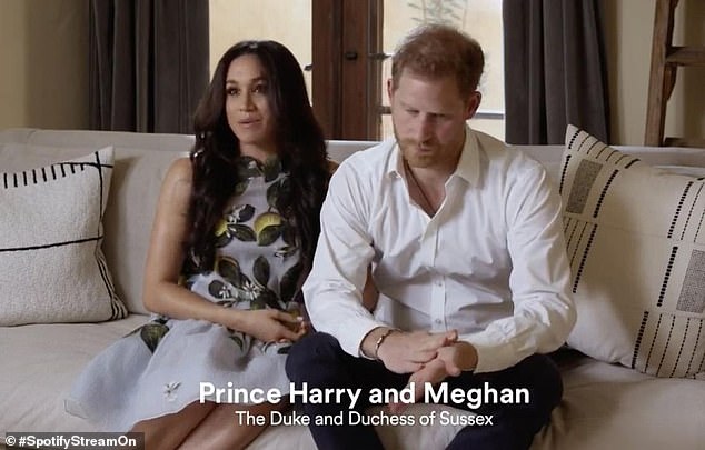 Hình ảnh mới nhất của vợ chồng Meghan Markle xuất hiện giữa lùm xùm bị Nữ hoàng Anh lấy lại tất cả, Harry thu hút chú ý với biểu cảm khác lạ - Ảnh 2. Hình ảnh mới nhất của vợ chồng Meghan Markle xuất hiện giữa lùm xùm bị Nữ hoàng Anh lấy lại tất cả, Harry thu hút chú ý với biểu cảm khác lạ - Ảnh 2.