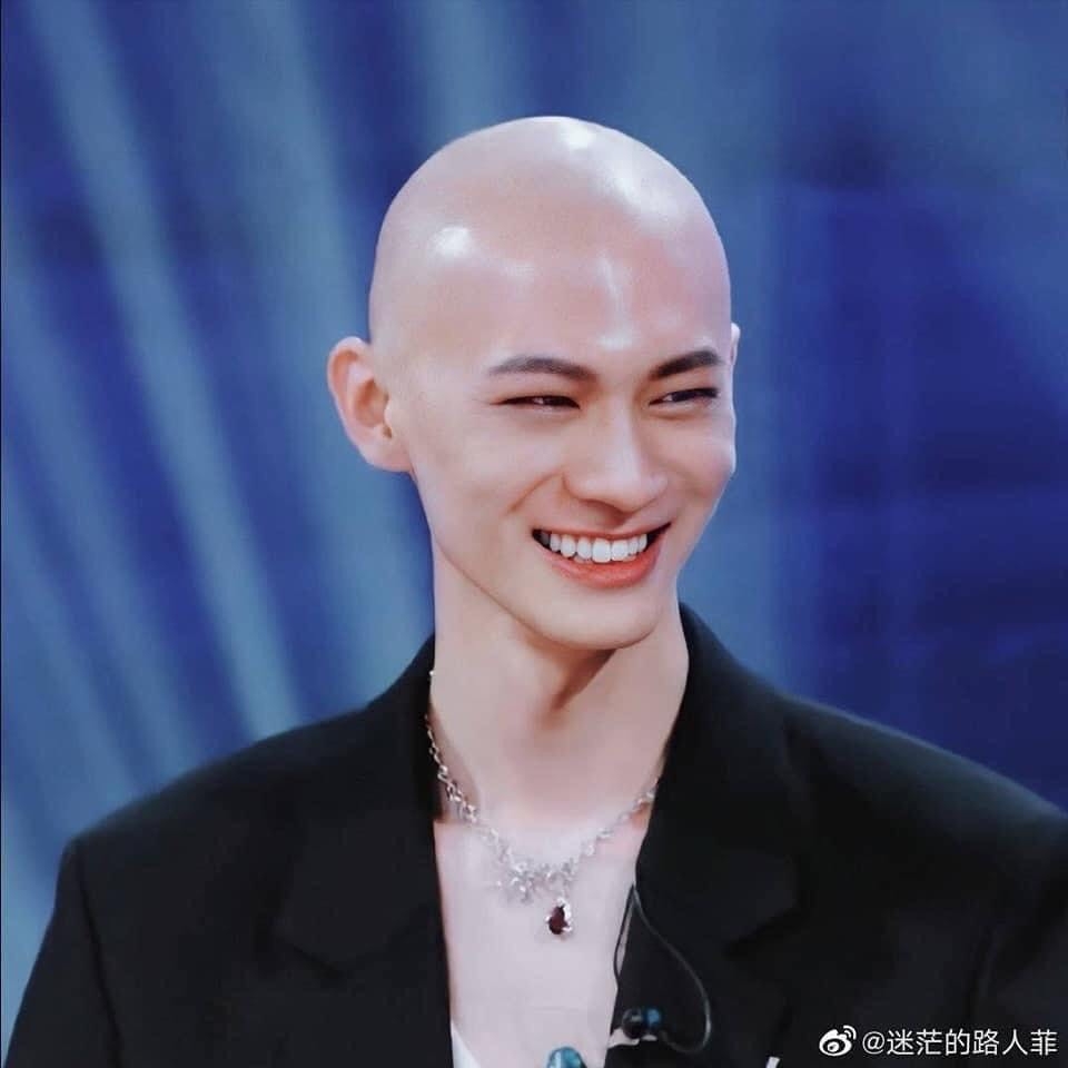 LƯƠNG SÂM NAM CAO ĐẦU TRỌC TỎA SÁNG TRÊN SÂN KHẤU THANH XUÂN CÓ BẠN 3