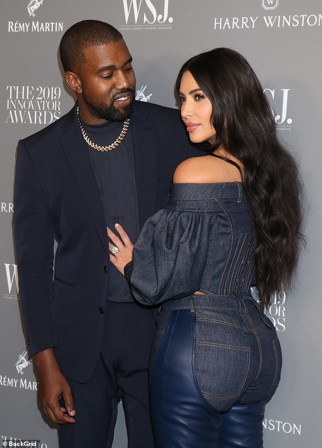 Vừa đệ đơn ly hôn được mấy ngày, Kim Kardashian đã có trai đẹp Hollywood kém 8 tuổi, cao gần 2 mét công khai tán tỉnh - Ảnh 4.