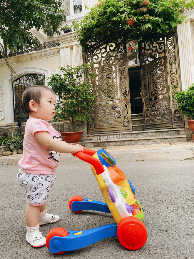 Minh Hằng giàu cỡ nào: Dinh thự như cung điện phủ trắng ở trung tâm quận 2, xế hộp thích thì nhích vài tỷ một chiếc - Ảnh 3.