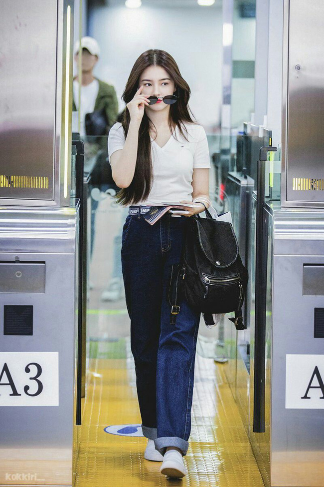 D&aacute;ng kh&ocirc;ng cao v&agrave; thường xuy&ecirc;n bị ch&ecirc; eo b&aacute;nh m&igrave;, style đời thường của Nancy (MOMOLAND) vẫn s&agrave;nh điệu bất chấp - Ảnh 1.