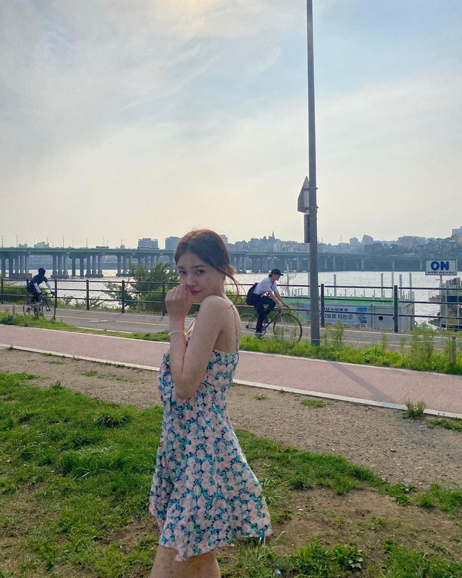 D&aacute;ng kh&ocirc;ng cao v&agrave; thường xuy&ecirc;n bị ch&ecirc; eo b&aacute;nh m&igrave;, style đời thường của Nancy (MOMOLAND) vẫn s&agrave;nh điệu bất chấp - Ảnh 7.