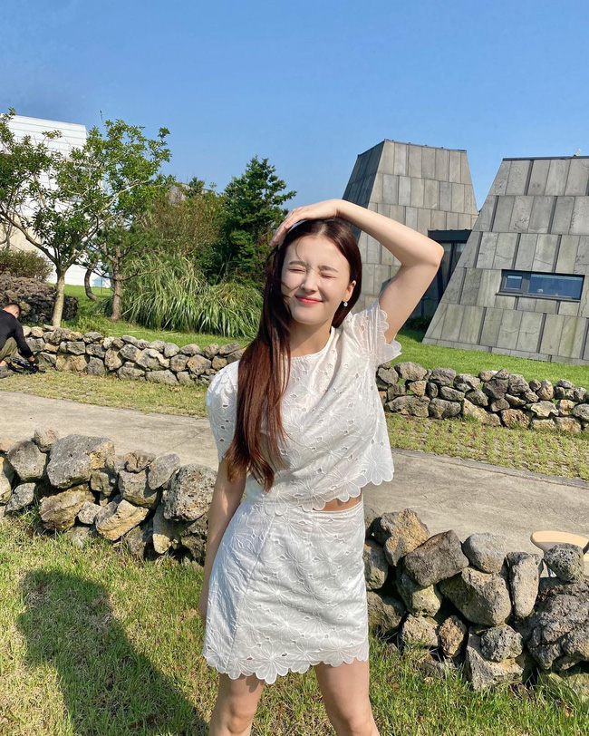 D&aacute;ng kh&ocirc;ng cao v&agrave; thường xuy&ecirc;n bị ch&ecirc; eo b&aacute;nh m&igrave;, style đời thường của Nancy (MOMOLAND) vẫn s&agrave;nh điệu bất chấp - Ảnh 9.