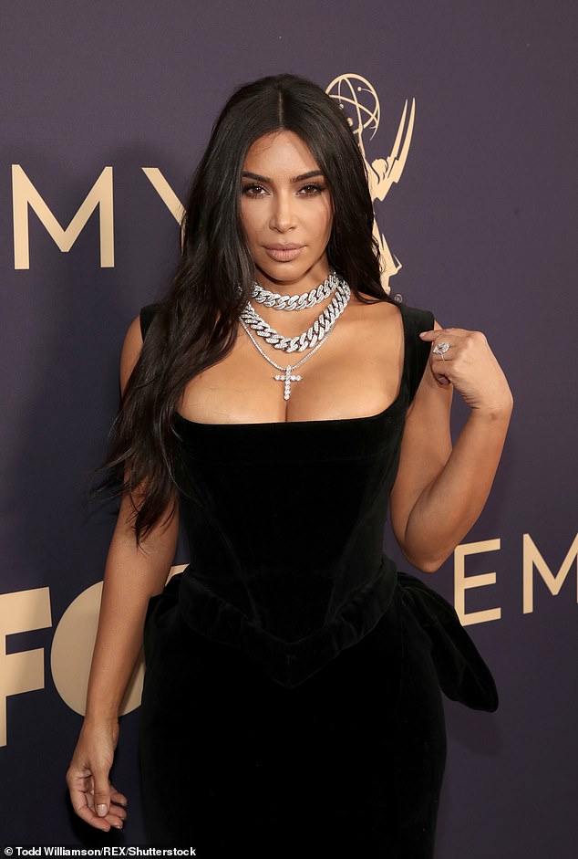 Kim Kardashian và Kanye lộ diện sau tin ly hôn: Đều không đeo nhẫn cưới, nam rapper bán vội bộ nữ trang tặng vợ để lấy 92 tỷ? - Ảnh 8.