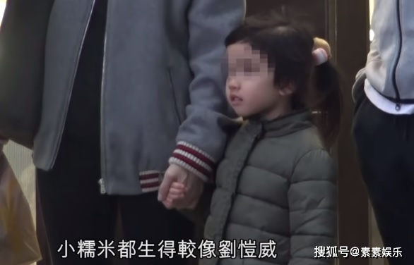 Xót xa hình ảnh cô con gái 5 tuổi ôm chặt Lưu Khải Uy không rời, Dương Mịch lại bị réo tên vì vô trách nhiệm - Ảnh 3.