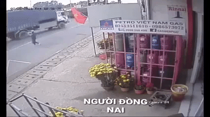 Clip: Cô gái Đồng Nai làm rơi 59 triệu đồng, nhiều người đi đường nhanh tay hôi của rồi bỏ đi - Ảnh 2. Clip: Cô gái Đồng Nai làm rơi 59 triệu đồng, nhiều người đi đường nhanh tay hôi của rồi bỏ đi - Ảnh 2.