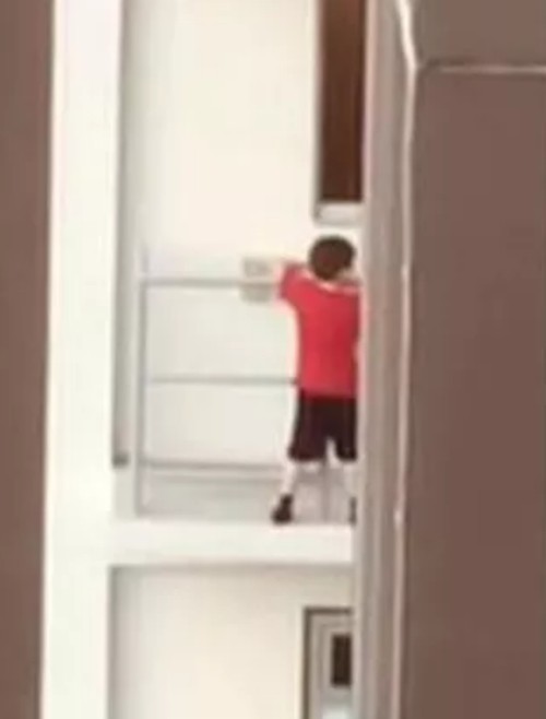 Cậu bé 7 tuổi trèo ra rìa ban công tầng 11 khiến ai nấy sợ hơn xem phim kinh dị, nguyên nhân hành động này cảnh báo cách dạy con của bố mẹ - Ảnh 4.